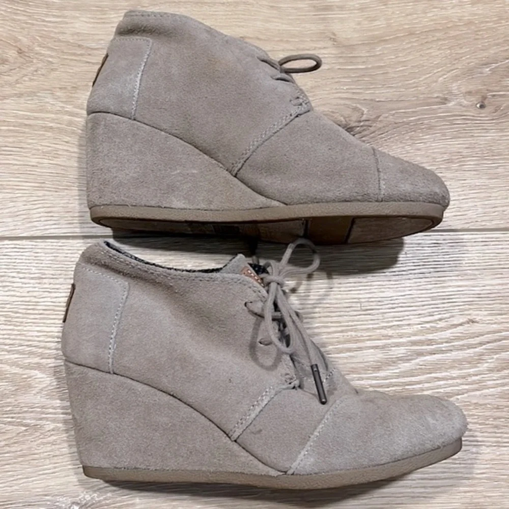 TOMS Taupe Suede Desert Wedge Booties Lace-Up Shoes Women’s 6.5